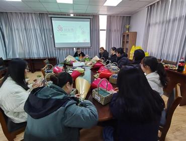 公司開展迎三八婦女節(jié)插花活動